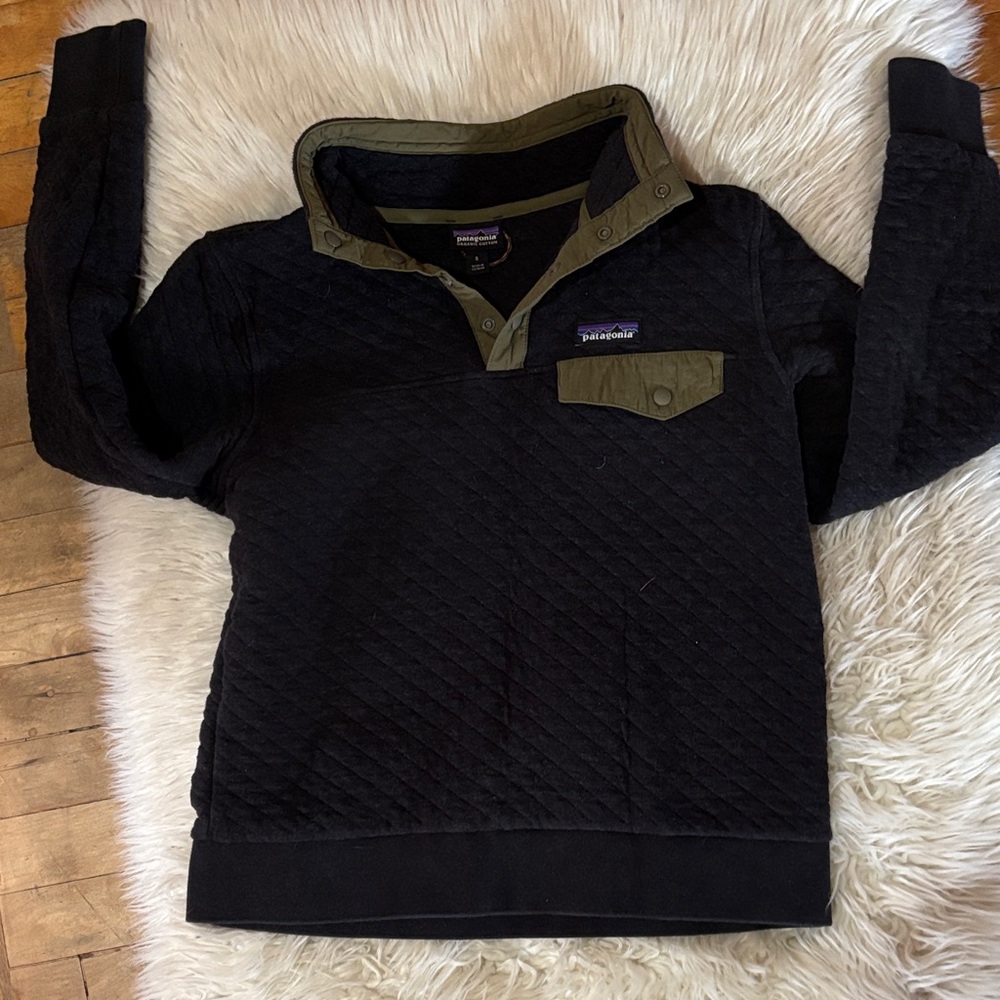 Patagonia Women’s Black and Olive Quilted Pullover Organic cotton small